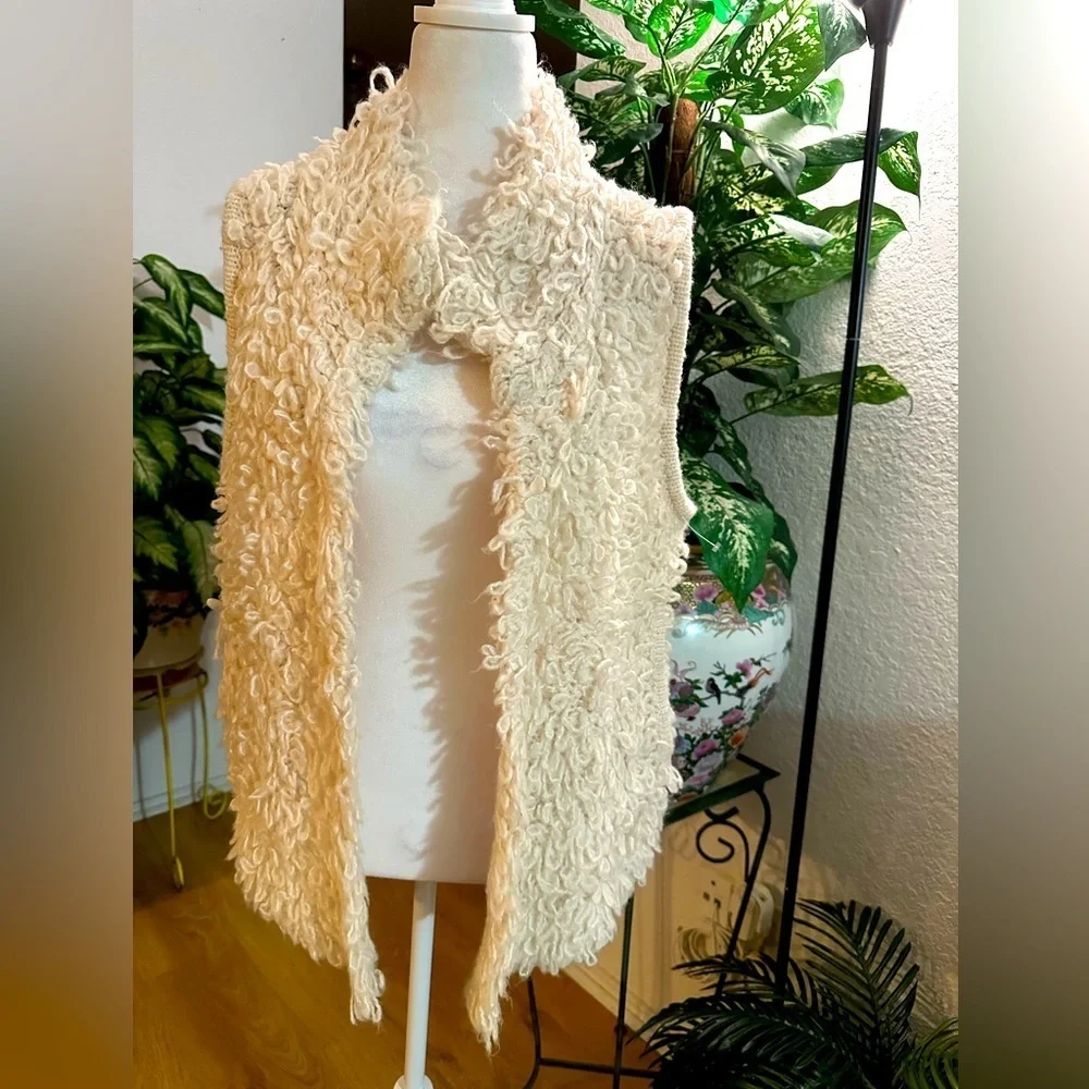 Mossimo cream knit vest size M